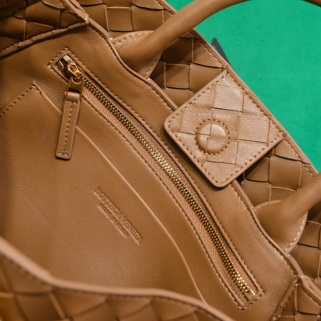 Batch 1960 #Bottega Veneta new horizontal Andiamo handbag, many stars have the same style 🎈 Classic full-body leather weaving with golden rope buckle, stable and chic enough [proud] The whole body is made of Nappa sheep leather, comfortable, soft and dynamic. The sliding metal rope buckle can adjust the shoulder strap, single shoulder / handbag / crossbody, multiple carrying methods, large bag capacity, suitable for commuting / daily / travel This bag is divided into small/medium/large sizes. There is always one that suits you, so take me with you🎀🎀 Size: 29x18x10 Model: 6463#